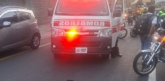 Los Bomberos Voluntarios atendieron la emergencia donde falleció el motorista en la Calzada Roosevelt. Foto La Hora: Tránsito Mixco