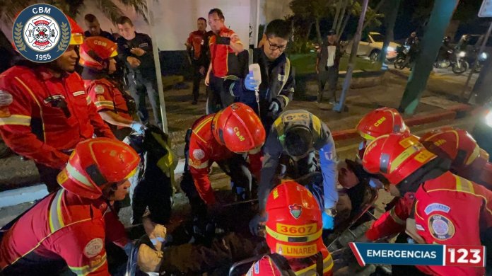 Bombeross Ataque armado en zona 9 capitalina. Foto La Hora: Bomberos Municipales.