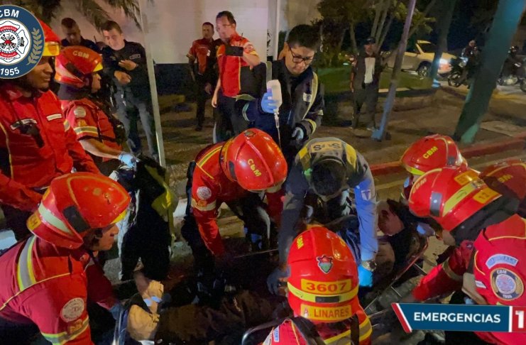 Ataque armado en zona 9 capitalina. Foto La Hora: Bomberos Municipales.