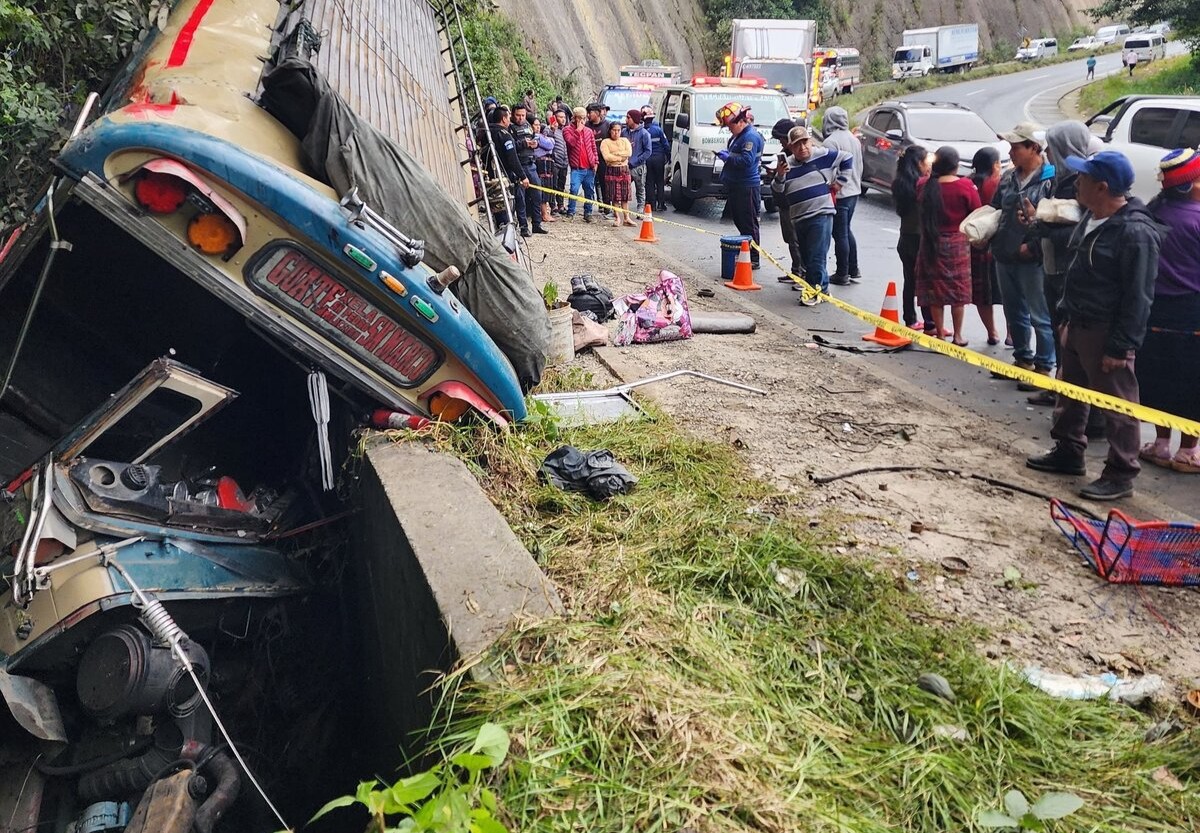 Al menos 12 heridos al volcar bus de transporte colectivo en el km 1
