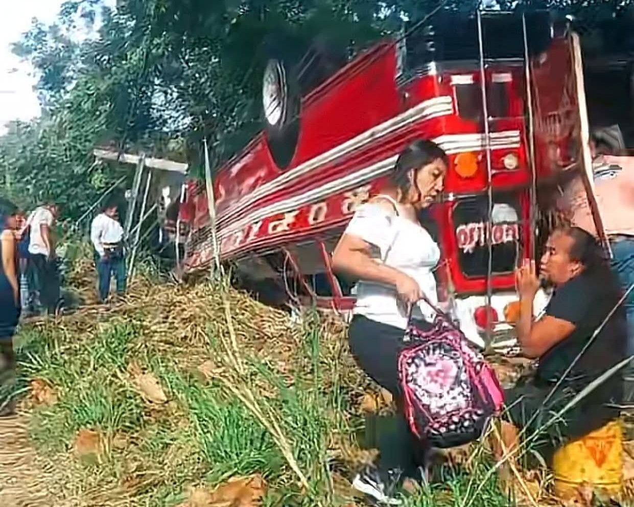 Bus de pasajeros vuelca en ruta de Siquinalá hacia Escuintla con saldo de un fallecido