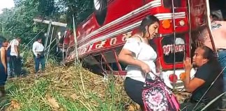 Bus volcado en ruta al Pacífico, km 78. Foto La Hora: Shark Noticias