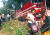 Bus de pasajeros vuelca en ruta de Siquinalá hacia Escuintla con saldo de un fallecido Bus volcado en ruta al Pacífico, km 78. Foto La Hora: Shark Noticias