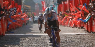 El colombiano Carlos Gutiérrez cruza la meta en primer lugar, en Antigua Guatemala. Foto La Hora / Carlos Vicente.