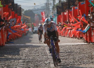 El colombiano Carlos Gutiérrez cruza la meta en primer lugar, en Antigua Guatemala. Foto La Hora / Carlos Vicente.