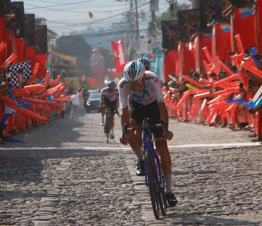El colombiano Carlos Gutiérrez cruza la meta en primer lugar, en Antigua Guatemala. Foto La Hora / Carlos Vicente.