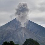 Lanzamiento de ceniza del volcán Santiaguito. Foto La Hora: Conred