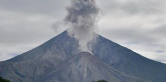 Lanzamiento de ceniza del volcán Santiaguito. Foto La Hora: Conred