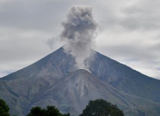 Lanzamiento de ceniza del volcán Santiaguito. Foto La Hora: Conred