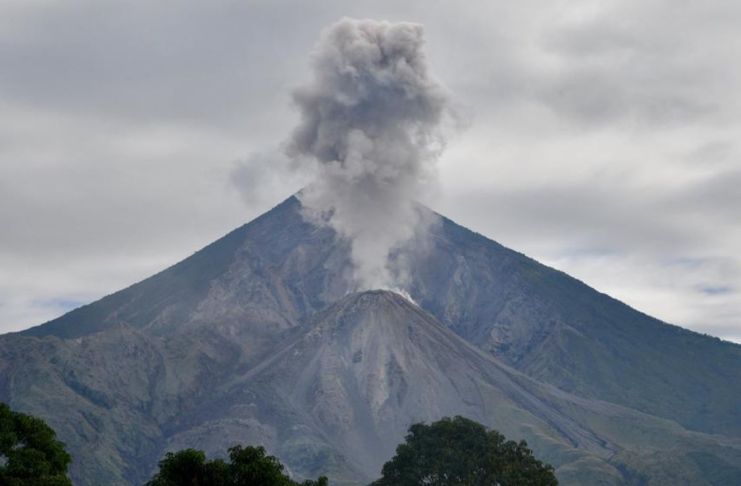 Lanzamiento de ceniza del volcán Santiaguito. Foto La Hora: Conred
