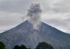 Conred advierte sobre caída de ceniza en zonas cercanas al volcán Santiaguito Lanzamiento de ceniza del volcán Santiaguito. Foto La Hora: Conred