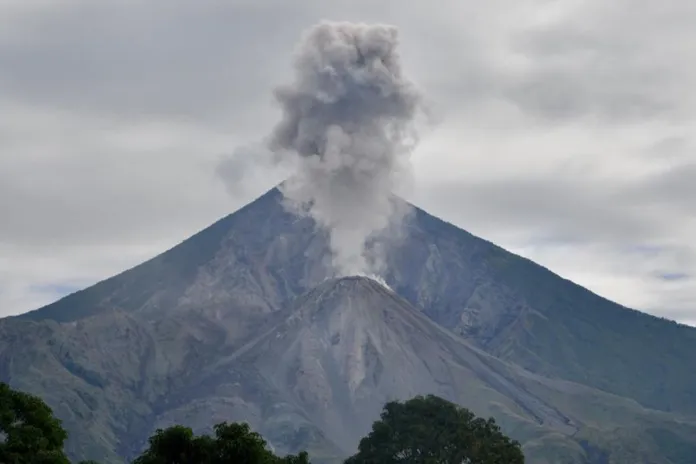 Caida de ceniza de Volcan Santiaguito Lanzamiento de ceniza del volcán Santiaguito. Foto La Hora: Conred
