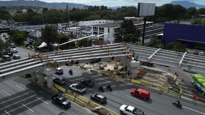 Paso a desnivel de la Calzada Roosevelt. Foto La Hora: CIV.
