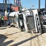 El camión cisterna trasladaba combustible para avión y volcó frente a la colonia El Sauce, zona 2. Foto La Hora: José Orozco