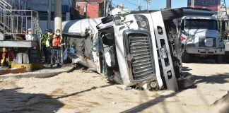 El camión cisterna trasladaba combustible para avión y volcó frente a la colonia El Sauce, zona 2. Foto La Hora: José Orozco