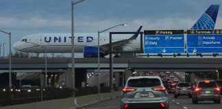 Archivo de un vuelo de United Airlines aterrizando. Foto La Hora: AP