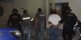 La detención de los supuestos técnicos de instalación de internet se efectuó en el parqueo del centro carcelario. Foto La Hora: PNC