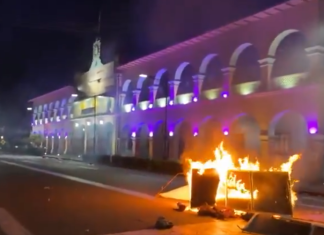Manifestantes incendian el Palacio Municipal de Apatzingán. Foto: Captura de Pantalla video redes sociales