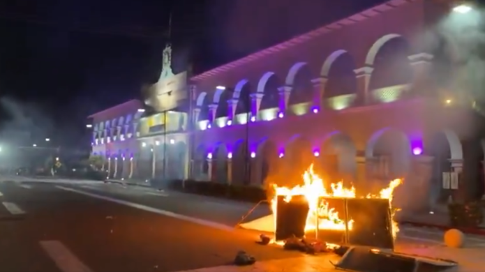 Captura de pantalla 2025-11-04 165812 Manifestantes incendian el Palacio Municipal de Apatzingán. Foto: Captura de Pantalla video redes sociales