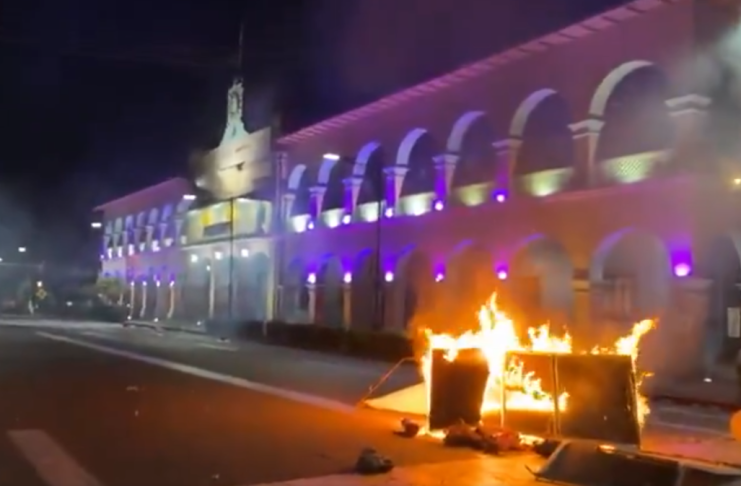 Diez detenidos tras incendio del Palacio Municipal de Apatzingán durante protestas Manifestantes incendian el Palacio Municipal de Apatzingán. Foto: Captura de Pantalla video redes sociales