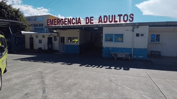 La persona vapuleada fue llevada por los Bomberos Municipales al Hospital Roosevelt, pero momentos después murió. Foto La Hora: Bomberos Municipales.