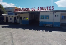 La persona vapuleada fue llevada por los Bomberos Municipales al Hospital Roosevelt, pero momentos después murió. Foto La Hora: Bomberos Municipales.