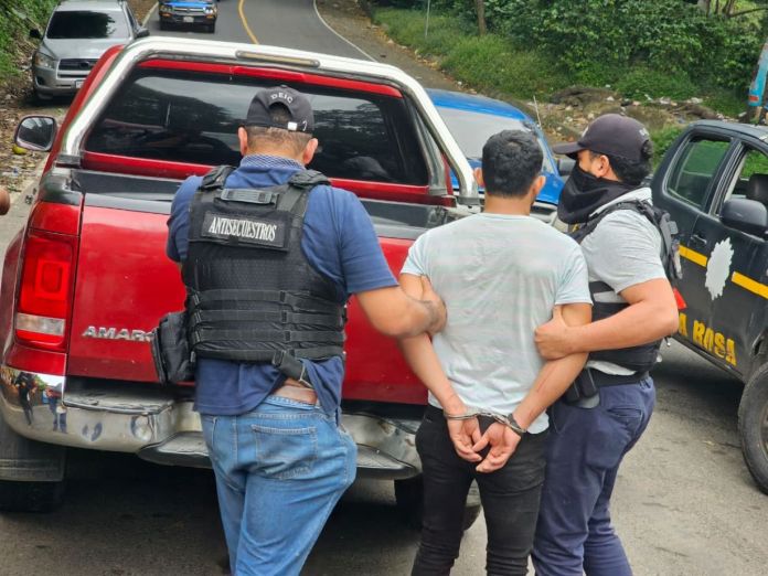 Captura_PNC Los capturados son señalados como supuestos responsables del secuestro y muerte de una persona. Foto La Hora: PNC