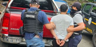 Los capturados son señalados como supuestos responsables del secuestro y muerte de una persona. Foto La Hora: PNC