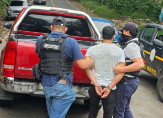 Los capturados son señalados como supuestos responsables del secuestro y muerte de una persona. Foto La Hora: PNC