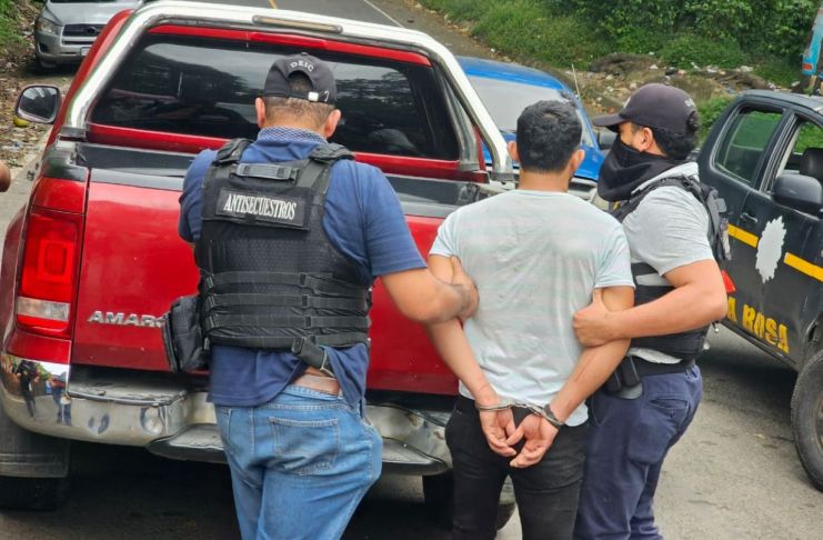 Los capturados son señalados como supuestos responsables del secuestro y muerte de una persona. Foto La Hora: PNC
