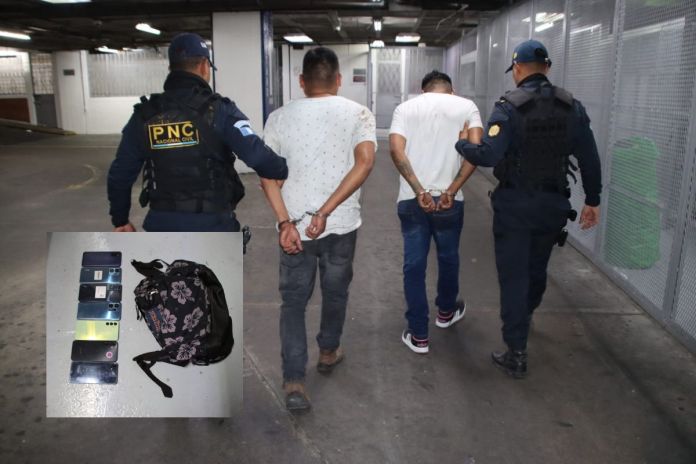 Presuntos responsables de asaltar a pasajeros de un autobús en Villa Hermosa. Foto La Hora: PNC