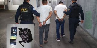 Presuntos responsables de asaltar a pasajeros de un autobús en Villa Hermosa. Foto La Hora: PNC