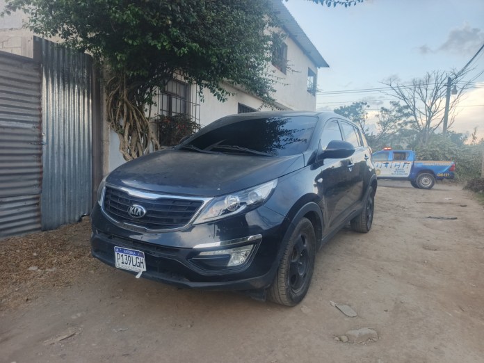 Carro El vehículo, una Kia Sportage negra, tenía reporte de robo desde mayo pasado; la Policía busca huellas y otros indicios que lleven hasta los sicarios