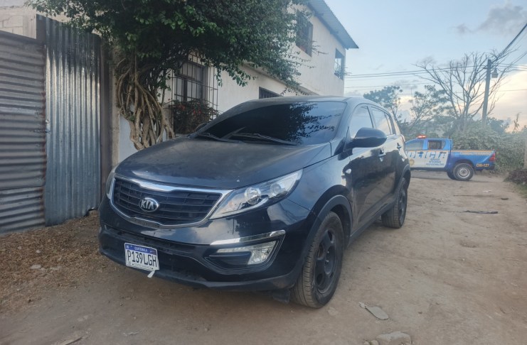 El vehículo, una Kia Sportage negra, tenía reporte de robo desde mayo pasado; la Policía busca huellas y otros indicios que lleven hasta los sicarios