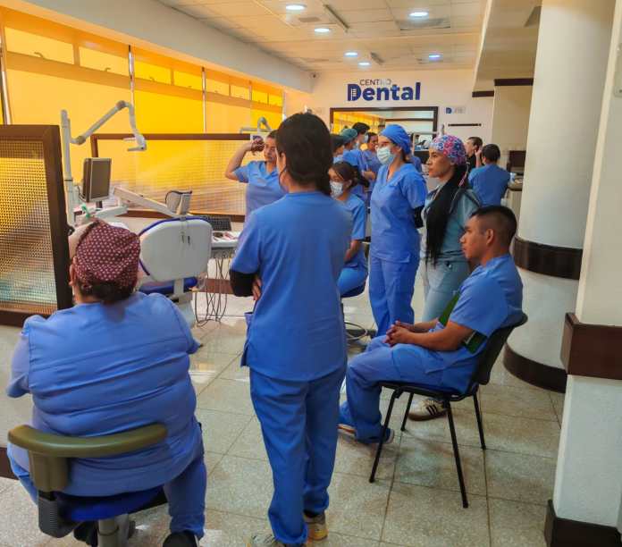 Estudiantes del curso de asistentes dentales durante práctica presencial en Centro Dental Multimédica. Foto: Centra Dental Multimédica.