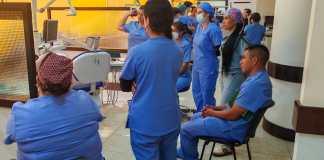 Estudiantes del curso de asistentes dentales durante práctica presencial en Centro Dental Multimédica. Foto: Centra Dental Multimédica.