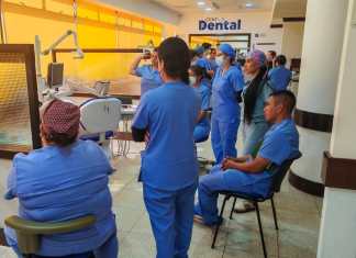 Estudiantes del curso de asistentes dentales durante práctica presencial en Centro Dental Multimédica. Foto: Centra Dental Multimédica.