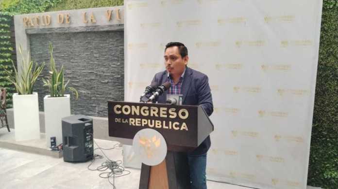 El diputado José Chic presenta un amparo para que se garantice la toma de posesión de los magistrados electos, Astrid Lemus, y Luis Fernando Bermejo. Foto: La Hora