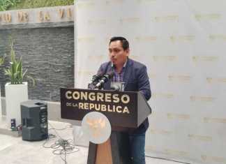 El diputado José Chic presenta un amparo para que se garantice la toma de posesión de los magistrados electos, Astrid Lemus, y Luis Fernando Bermejo. Foto: La Hora