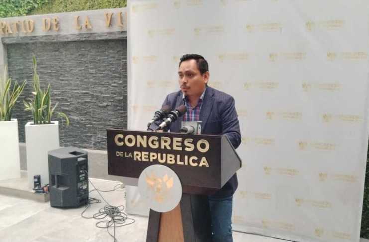 El diputado José Chic presenta un amparo para que se garantice la toma de posesión de los magistrados electos, Astrid Lemus, y Luis Fernando Bermejo. Foto: La Hora