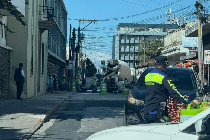 Cierre vial por trabajos de mantenimiento en la zona 1 capitalina. Foto La Hora Cortesía