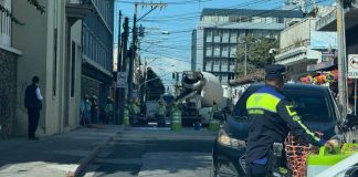 Cierre vial por trabajos de mantenimiento en la zona 1 capitalina. Foto La Hora Cortesía