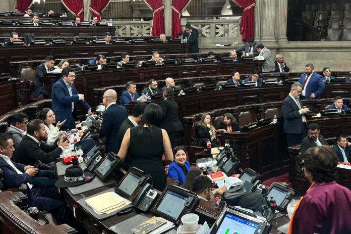 Congreso en sesión ordinaria para aprobar presupuesto 2026. Foto La Hora: José Orozco.