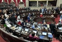 Video: Bostezos y balbuceos marcaron la sesión en que el Congreso aprobó el Presupuesto 2026 Bostezos y balbuceos marcaron la sesión en que el Congreso. Foto La Hora: José Orozco.