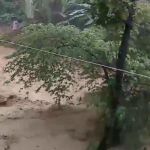 Crecida del río Quebrada Seca a causa de las lluvias. Foto La Hora: Captura de Pantalla