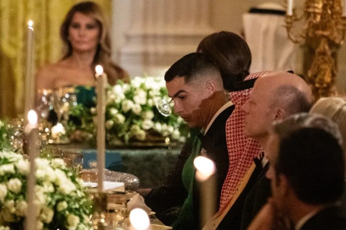 Cristiano Ronaldo, capitán de la selección portuguesa de fútbol y jugador del Al-Nassr saudí, cenó este martes en la Casa Blanca con el presidente estadounidense, Donald Trump.