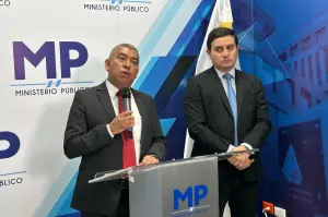 Curruchiche evita revelar su salario y ofrece un recorrido por mercados donde gente "le agradece" su labor