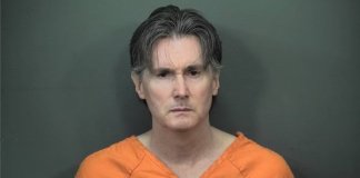 Acusan a un hombre en Indiana por el homicidio de una empleada doméstica que se presentó en la puerta equivocada.