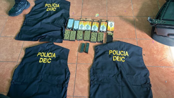 Chalecos con insignias de la Policia. Foto La Hora: PNC.