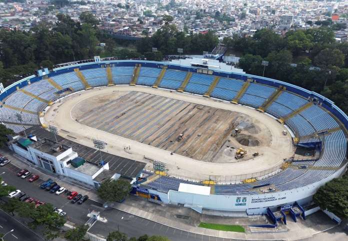El área del estadio Doroteo Guamuch Flores donde debe estar la grama y la pista se encuentran, hoy en día, cubiertos de tierra. La finalización de los trabajos no se ve cerca. Foto: La Hora